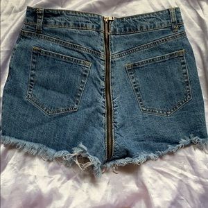 Jean shorts with backside zipper